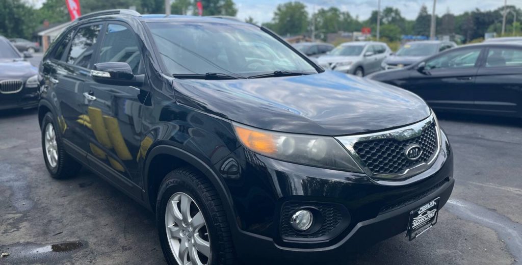 Planning a self drive Rwanda trip is one of the best ways to experience the country with real flexibility. Rwanda is known for well-maintained main roads, short driving distances between major attractions,